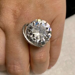 Costume Jewelry Ring Large Rhinestone!  Sparkly!!